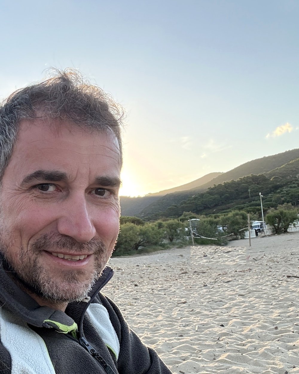 Manuel Klughardt am Strand bei Sonnenuntergang